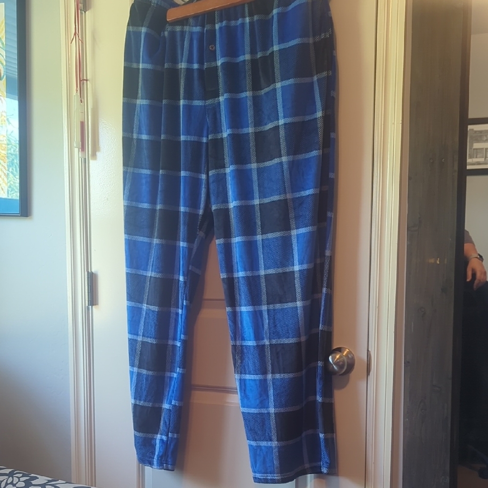 Roundtree & Yorke Black and Blue Sweatpants for Ultimate Comfort